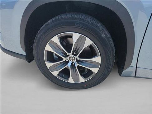 Used 2022 Toyota Highlander XLE FWD image 24
