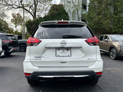 Used 2017 Nissan Rogue SV image 3