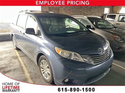 Used 2015 Toyota Sienna XLE image 1
