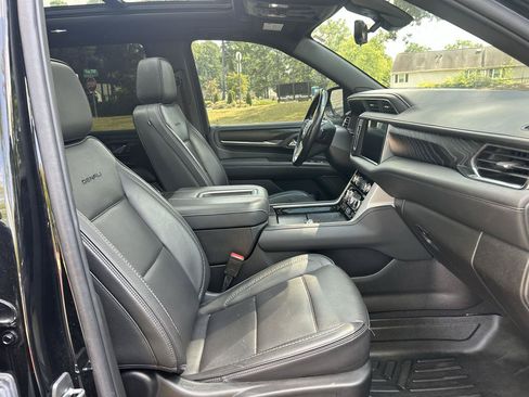 Used 2022 GMC Yukon Denali w/ Denali Premium Package AWD/4WD image 31