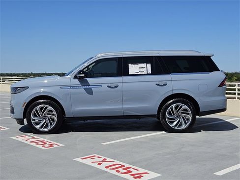 New 2025 Lincoln Navigator Reserve image 4