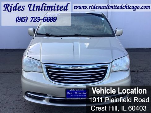 Used 2014 Chrysler Town & Country Touring FWD image 9