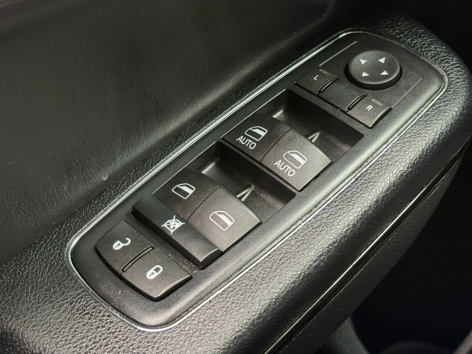 Used 2016 Chrysler 300 S RWD image 40