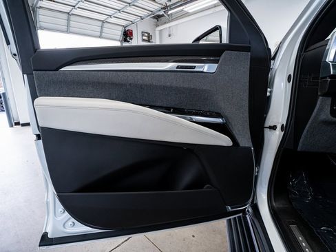 Used 2025 Cadillac Escalade ESV V image 32