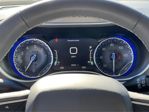 Used 2024 Chrysler Pacifica Touring-L image 12