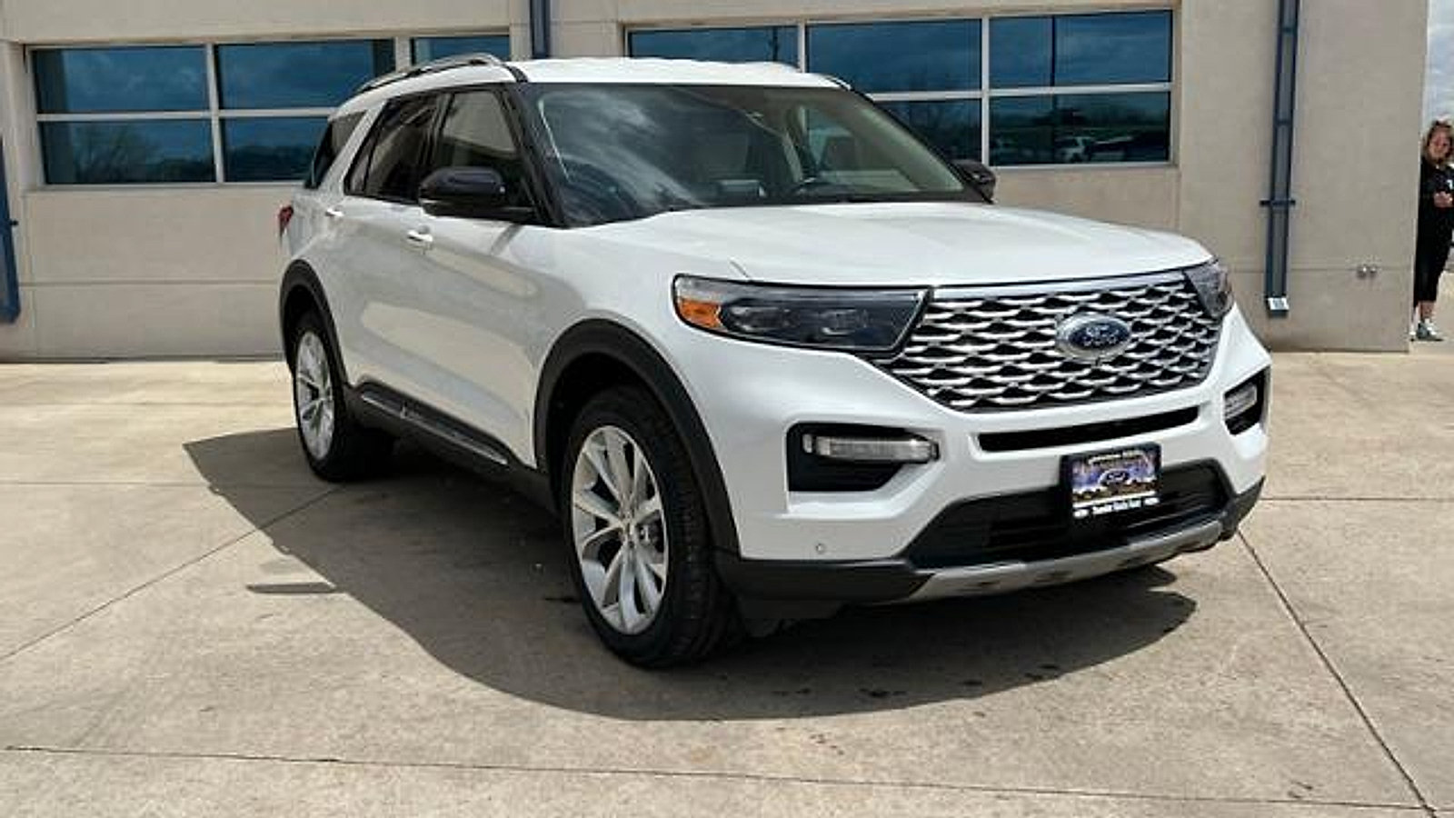 Used 2023 Ford Explorer Platinum w/ Technology Package AWD/4WD image 3