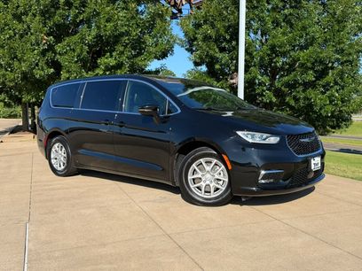 Used 2025 Chrysler Pacifica Select