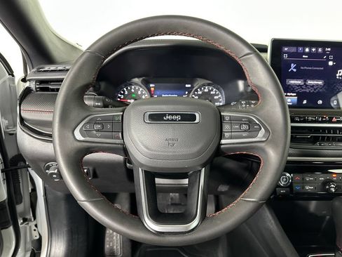 Used 2025 Jeep Compass Trailhawk AWD/4WD image 12