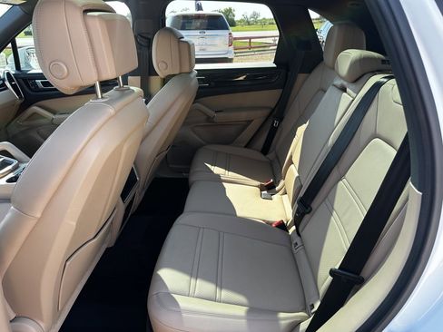 Used 2022 Porsche Cayenne Platinum Edition image 23