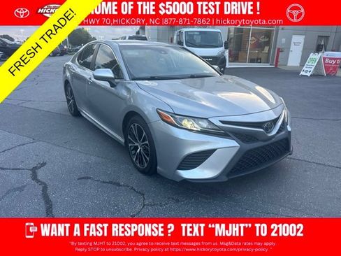 Used 2020 Toyota Camry SE FWD image 1