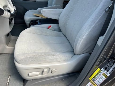 Used 2012 Toyota Sienna LE FWD image 11