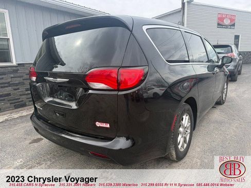 Used 2023 Chrysler Voyager LX image 3