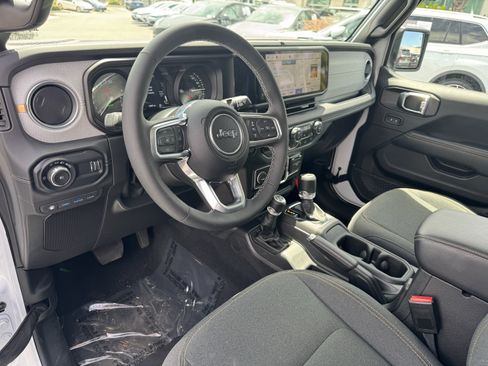 Used 2025 Jeep Wrangler Sahara w/ Safety Group image 17