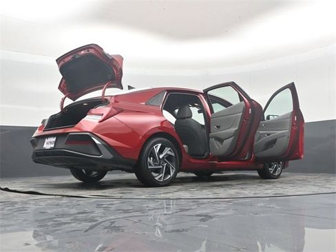 Used 2025 Hyundai Elantra SEL image 52