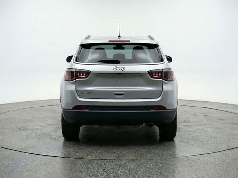 Used 2025 Jeep Compass Latitude AWD/4WD image 7