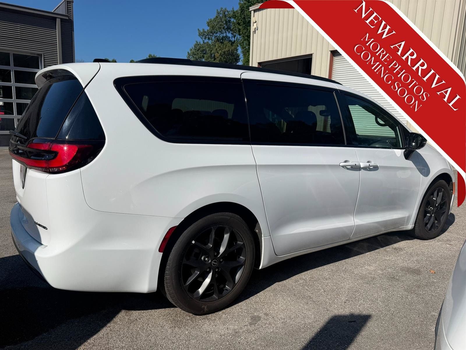 Used 2025 Chrysler Pacifica Limited FWD image 8