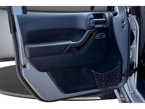 Used 2015 Jeep Wrangler Unlimited Sahara AWD/4WD image 31
