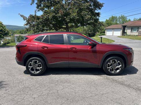 Used 2024 Chevrolet Trax LT w/ Driver Confidence Package FWD image 4