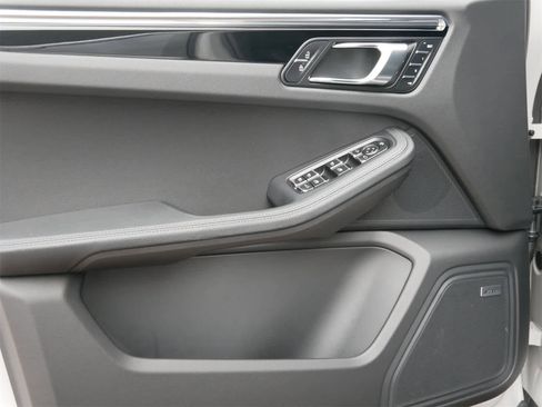 Used 2025 Porsche Macan image 8