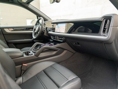 Certified 2026 Porsche Cayenne AWD/4WD image 25