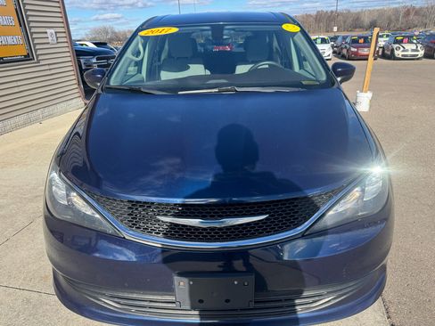 Used 2017 Chrysler Pacifica Touring image 2