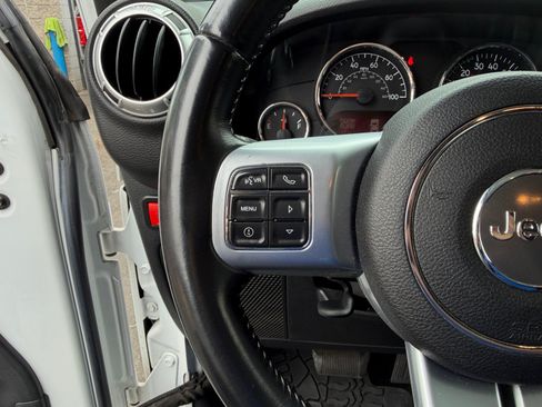 Used 2016 Jeep Wrangler Unlimited Rubicon AWD/4WD image 15