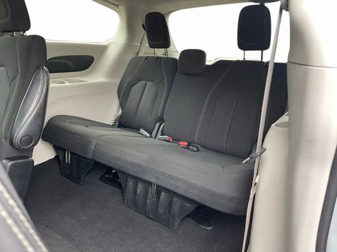 Used 2022 Chrysler Voyager LX image 17