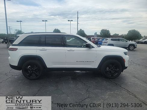 Used 2023 Jeep Grand Cherokee Altitude AWD/4WD image 6