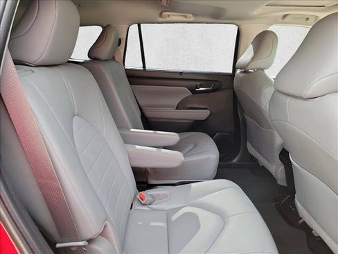 Used 2026 Toyota Highlander XLE AWD/4WD image 16