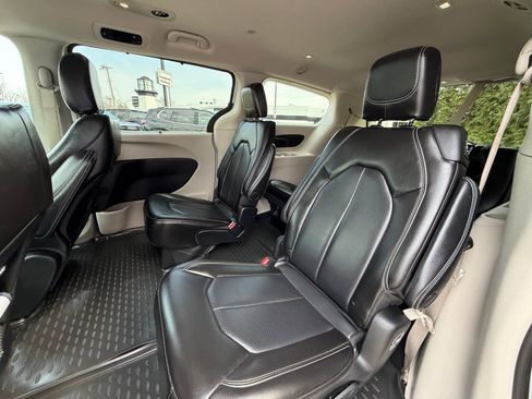 Used 2023 Chrysler Pacifica Touring-L image 9