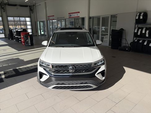 Used 2024 Volkswagen Taos SE w/ Panoramic Sunroof Package image 2
