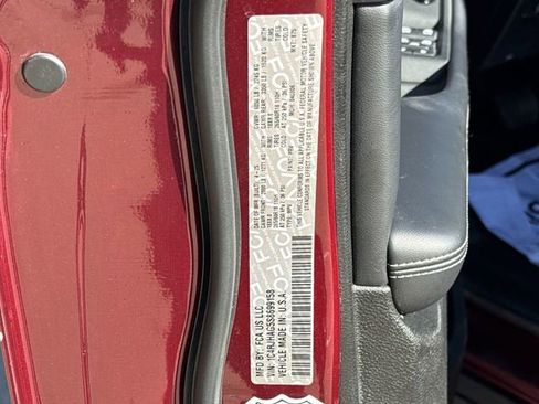 Used 2025 Jeep Grand Cherokee Altitude image 32