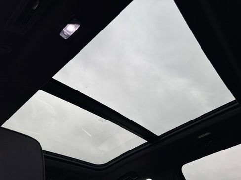 Used 2023 Chevrolet Suburban High Country image 32