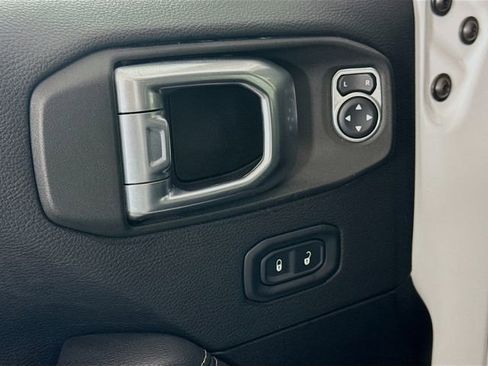 Used 2022 Jeep Wrangler Unlimited Sahara AWD/4WD image 17