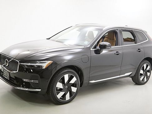 Certified 2023 Volvo XC60 T8 Ultimate w/ Climate Package image 6