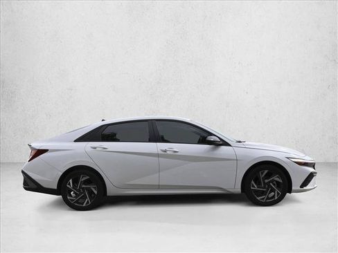 Certified 2025 Hyundai Elantra SEL FWD image 4