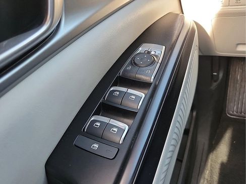 Used 2024 Kia Carnival LX image 14