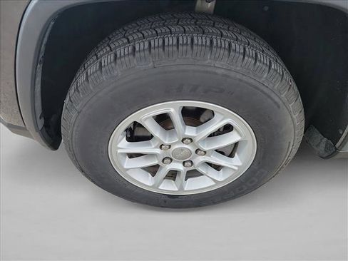 Used 2020 Jeep Grand Cherokee Laredo image 9