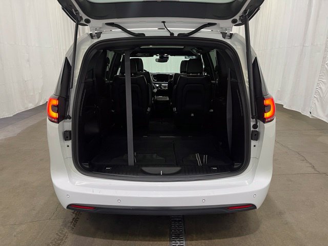 Used 2025 Chrysler Pacifica Limited FWD image 15