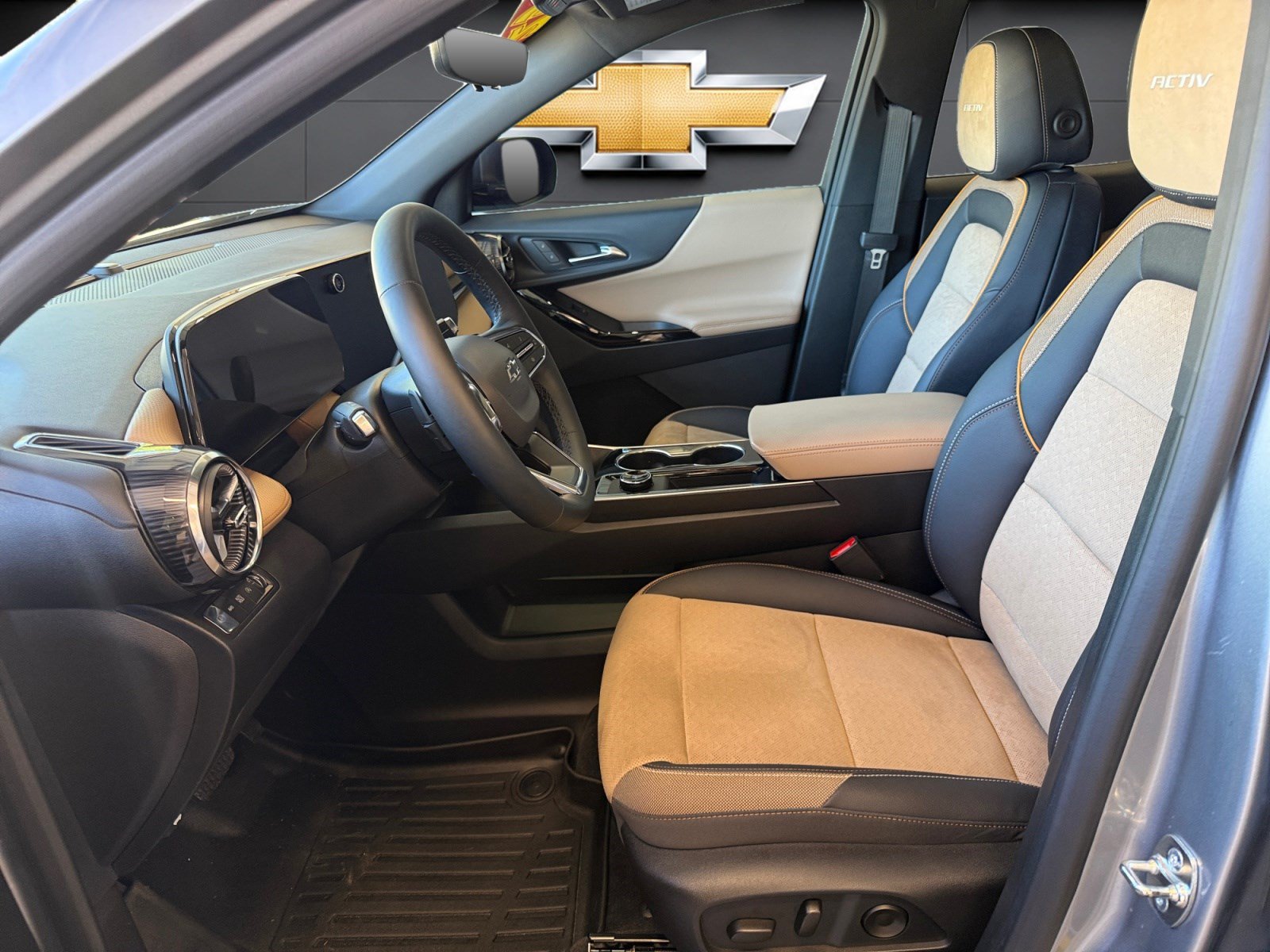 Used 2025 Chevrolet Equinox ACTIV w/ Safety and Technology Package AWD/4WD image 9