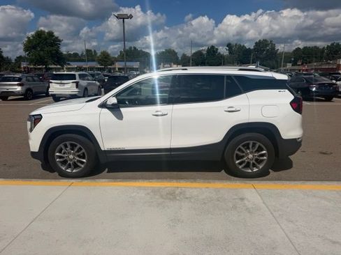 Used 2024 GMC Terrain SLT AWD/4WD image 10