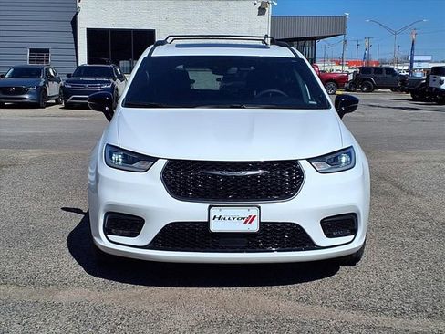 Used 2025 Chrysler Pacifica Limited image 22