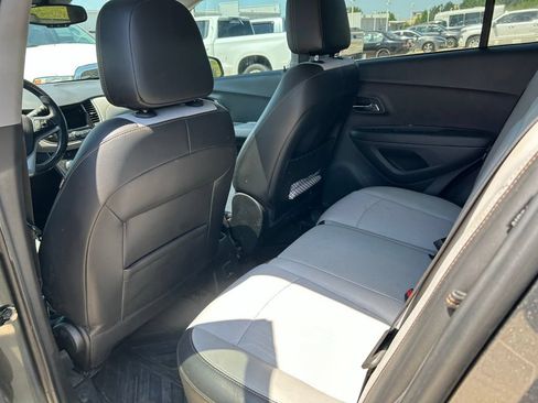 Used 2019 Chevrolet Trax LT w/ Sun & Sound Package FWD image 7