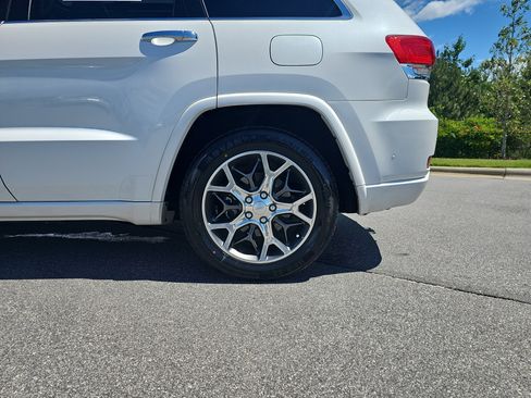 Used 2020 Jeep Grand Cherokee Overland AWD/4WD image 31