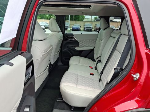 Used 2023 Mitsubishi Outlander SEL FWD image 12