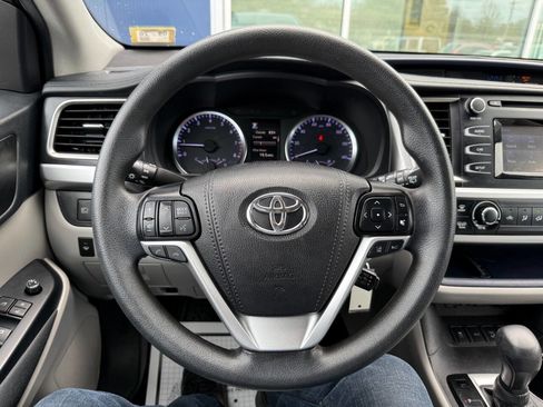 Used 2019 Toyota Highlander LE image 24