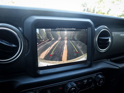 Used 2022 Jeep Wrangler Unlimited Sahara image 25