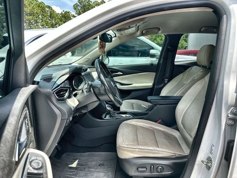 Used 2021 Buick Encore GX Essence FWD image 2