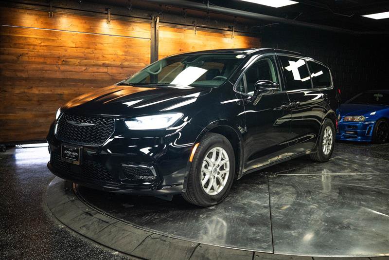 Used 2024 Chrysler Pacifica Touring-L FWD image 2