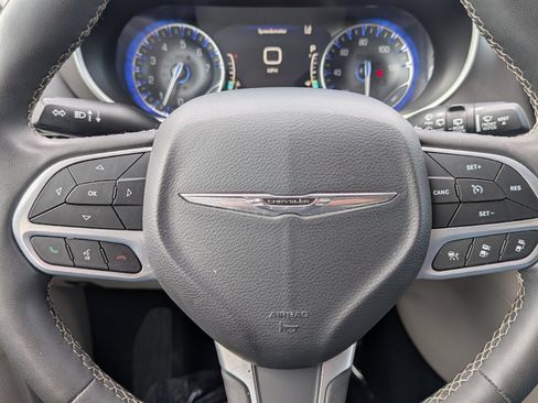 Used 2023 Chrysler Pacifica Touring-L FWD image 27